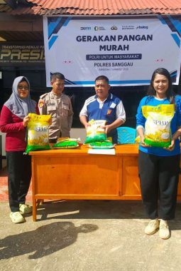 Bantu Warga Dapatkan Beras Murah, Polsek Mukok Gelar Gerakan Pasar Murah Bersama Bulog