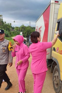 Hangatnya Ramadhan di Jangkang, Polisi dan Bhayangkari Turun Langsung Berbagi Takjil kepada Warga