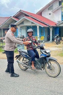 Hangatnya Ramadhan, Bagren dan Sikeu Polres Sanggau Berbagi Takjil untuk Masyarakat