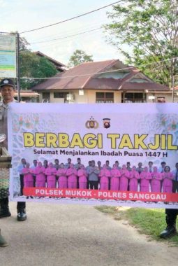 Sentuhan Humanis Polsek Mukok, Berbagi Takjil Ramadhan untuk Masyarakat