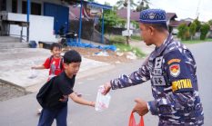 Ramadan Penuh Berkah, Prajurit Kodaeral XII Berbagi Takjil untuk Nelayan Sungai Kakap