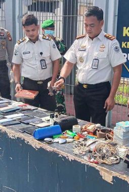 Sinergi Aparat, Rutan Kelas IIB Sanggau Gelar Penggeledahan Serentak Blok Hunian Warga Binaan