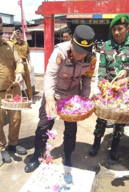 Kapolsek Meliau Hadiri Ziarah Makam Pahlawan Pangsuma, Teguhkan Semangat Nasionalisme di Hari Jadi ke-410 Sanggau