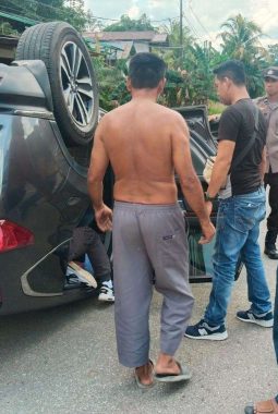 Tabrakan di Jalan Raya Beduai, Honda CR-V Hantam Pick Up Terparkir, Dua Kendaraan Rusak Berat