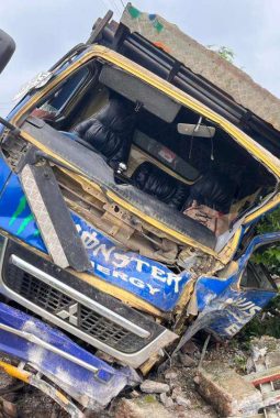 Diduga Silau Lampu, Truk Fuso Tabrak Tembok Masjid di Sekayam Dini Hari