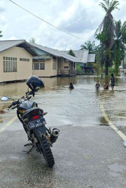 Sungai Ensabal Meluap, Genangan Air Capai 70 Cm di Pusat Damai