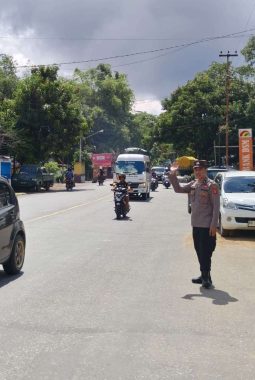 Regu Siaga Polres Sanggau Kawal Ibadah Minggu dengan Humanis