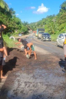 Warga dan Polisi Gotong Royong Bersihkan Jalan Usai Kecelakaan Truk di Tayan Hilir