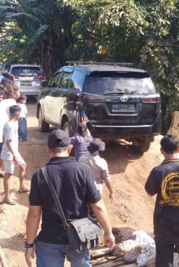 Hujan Deras Rusak Kembali Jembatan Temurak, Warga dan Polsek Meliau Bergerak Cepat