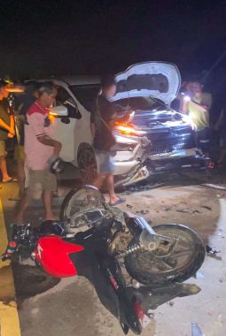 Diduga Hilang Kendali di Tikungan, Motor Tanpa Pelat Tabrak Mitsubishi Xpander di Sekayam