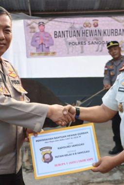 Polres Sanggau Serahkan Sapi Kurban untuk Warga Binaan Rutan Kelas II B Sanggau.