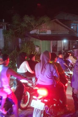 Ratusan Warga Meriahkan Pawai Takbiran di Entikong, Polisi Siaga Amankan Jalur