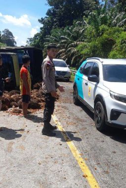 Ban Pecah, Truk Bermuatan Sawit Terbalik di Jalur Batang Tarang-Tayan Hulu