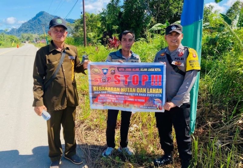 personel Polsek Sekayam melaksanakan kegiatan sosialisasi pencegahan karhutla di Desa Sei Tekam, Kecamatan Sekayam, Kabupaten Sanggau. 14 Juni 2026