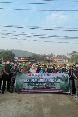 Dari Jalan untuk Warga, Polsek Tayan Hilir Bagikan Masker Cegah Dampak Kabut Asap