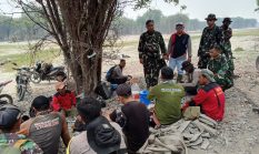 Melepas Penat di Tengah Perjuangan Padamkan Karhutla, Tim Penyuluh Mabes TNI Bersama Babinsa Badau Berikan Arahan kepada Aparat Setempat di Pulau Majang