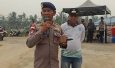 Satbrimob Polda Kalbar Distribusikan Air Bersih Polri Hadir Untuk Masyarakat