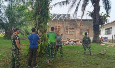 Koramil 1210-03/Mandor Bersama Forkopimcam dan Masyarakat Gelar Kerja Bakti di TKN Pembina Mandor.